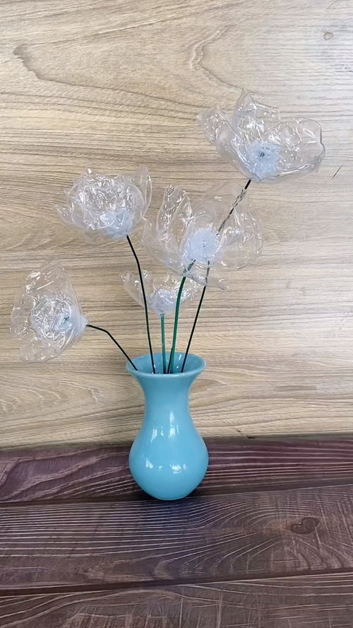 用矿泉水瓶做一束晶莹剔透的花花 变废为宝手工 矿泉水瓶玩法 