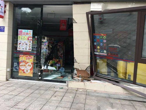 惨烈 资阳梅西老消防队路口一超市被撞,墙体倾斜,玻璃门碎一地