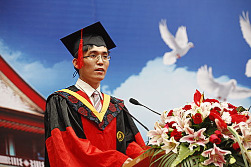 毕业生代表段志成在2012届研究生毕业典礼上的发言 