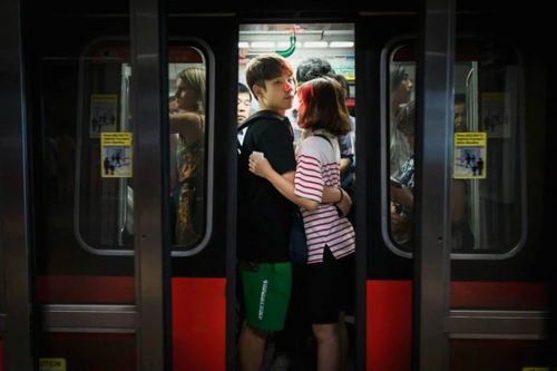 新加坡地铁高峰期众生相 