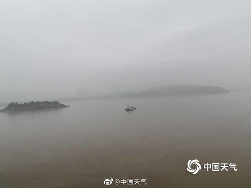 三峡水库开启6孔泄洪