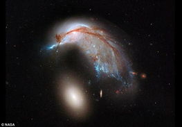 美宇航局公布星系撞击照片 酷似护蛋企鹅 