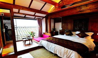 第一次来云南丽江,想问问在丽江旅游是住丽江古城好呢还是去古城外面住酒店好 哪一种较实惠 