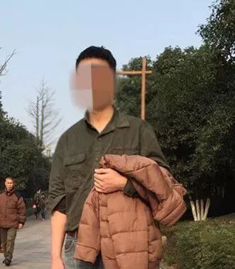 超尴尬 男子刚买的iPhone8掉进厕所,伸手去捞,结果却悲剧了...