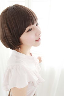 短头发女生图片,富冈佳子告诉你：女人到了中年，头发要短、色不过三，美优雅得体