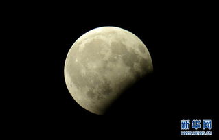 这是8月7日在伊拉克首都巴格达拍摄的月偏食。当日,全球多地上演月偏食天象。 新华社发(哈利勒·达伍德摄)