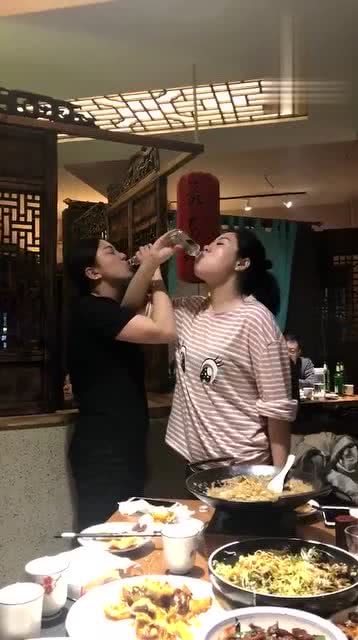 东北女人喝酒是真狠,这样的喝酒法子,男人看了也得认怂 