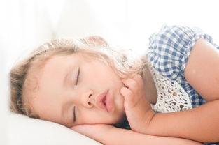 小孩子睡觉经常磨牙和什么有关（小孩子睡觉会磨牙是什么原因引起的）