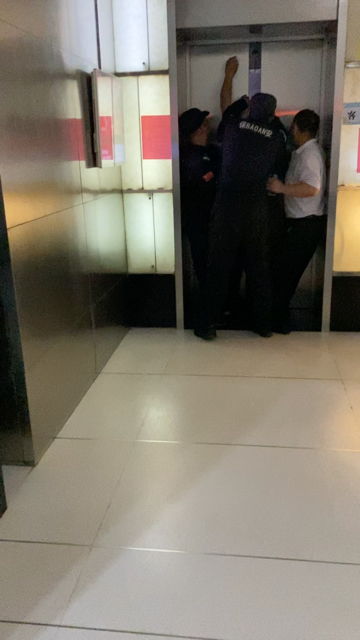 人困电梯里,徒手扒有用吗 