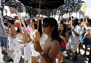 美国女裸身游行要求光膀权 