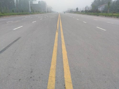 道路中间黄色的实线和虚线以及白色的虚实线表示什么意思