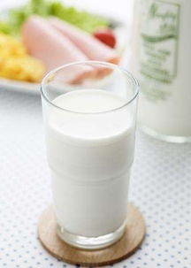 喝纯牛奶有什么好处,纯牛奶什么时候喝最好 