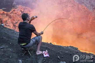 这才是淡定哥 坐火山口喝啤酒烤棉花糖