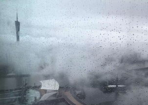 广州暴雨袭城 地铁现瀑布公交车内成河