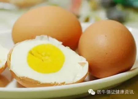 鸡蛋能吃吗 很多老人都不敢吃鸡蛋,他们到底能不能吃