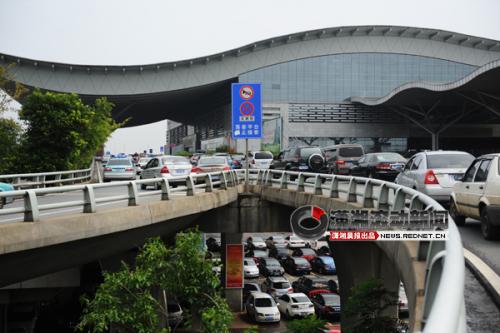 唐山高铁站附近哪里能免费停车(弥勒高铁附近的免费停车场)