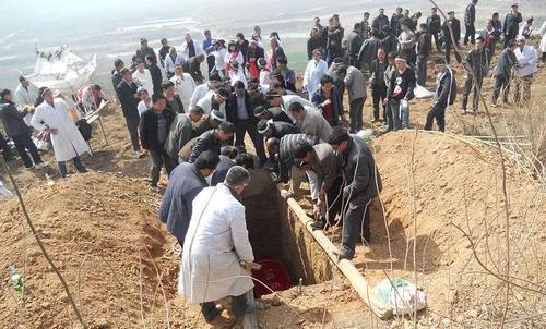 土葬作为中国的传统文化和丧葬习俗，是不是该恢复土葬(土葬还有吗)