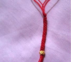 一根红绳编手链的简单编法 