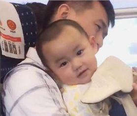 爸爸第一次带宝宝坐高铁,一路上不吵不闹,网友 宝宝笑得好甜啊