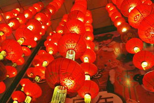 春节为什么要发压岁钱,过年挂灯笼与贴窗花的传统习俗寓意
