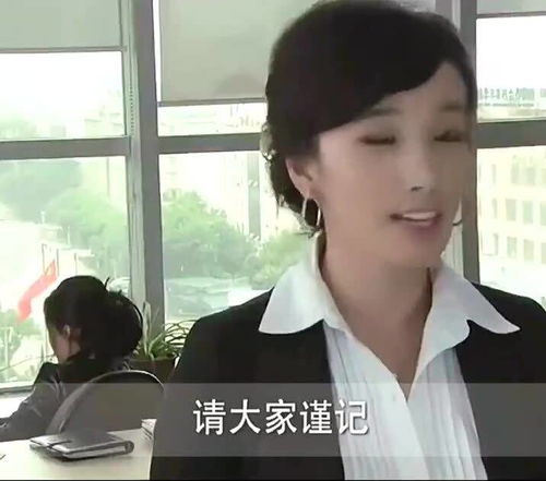 女经理嘲笑农村女孩学历低,不料女孩一开口,瞬间让她丢脸 