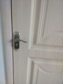 被钢木门自己不自己反锁屋里,钥匙在屋里怎么开锁是这样的锁 