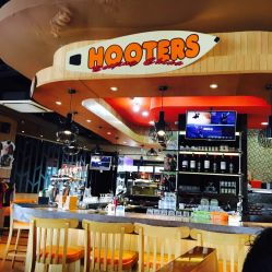 Hooters猫头鹰餐厅 中国红街店