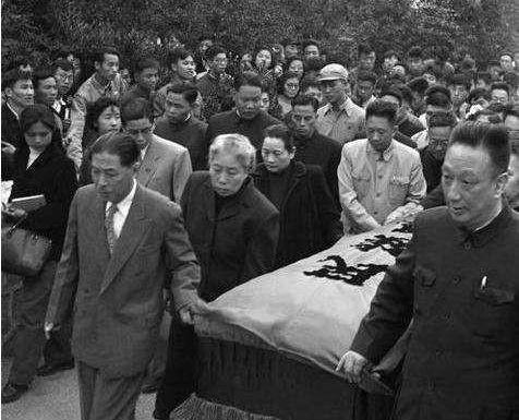 大文豪鲁迅出殡,当时大多文人都去了,郭沫若为何没有去