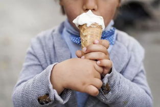 夏天孩子总闹着吃冰激凌 戏精妈妈教你这样 糊弄 孩子 