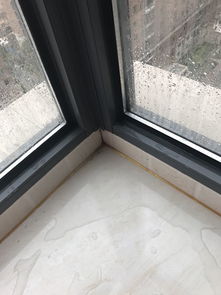 下雨的时候窗子这边漏水什么情况啊 严重吗 是换窗子还是打下胶就可以了 