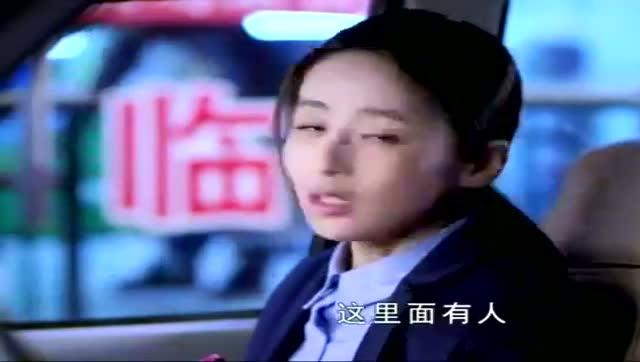 闫若舟眼睁睁看着赵子慧上了其他男人的车,心中不满 