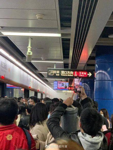 广州地铁回应冒白烟，现场到底是怎么回事？