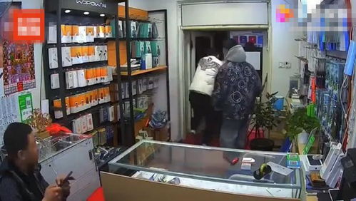 黑龙江一手机店3名男子拿了手机转身就跑,网友 这就是在抢劫
