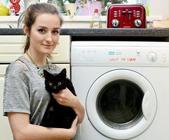 英小猫因好奇险丧命 烘干机内被烘20分钟后幸存 
