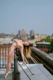 在屋顶展现美感的11位裸体舞蹈着,让门了解艺术新世界