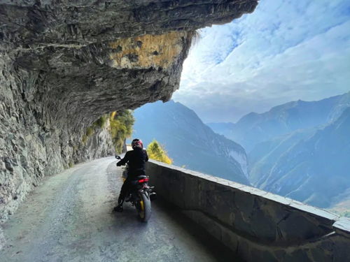 跑山路的词语解释大全,形容山路险峻的成语？