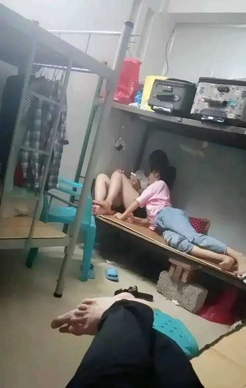 工厂打工,企业却让男子和女生住一个屋,男子 晚上都睡不了觉