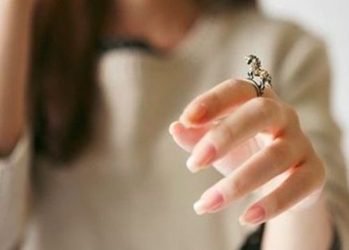未婚女性应该怎么带戒指 