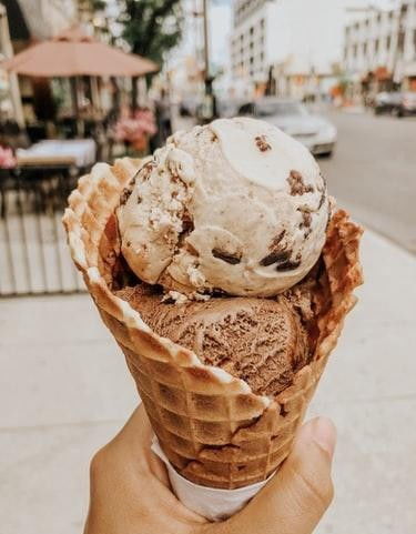 咽喉炎可以吃冰冷食物吗可以吃冰淇淋吗(咽喉炎能吃冰的吗?)