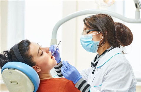 初中毕业,能考口腔医学 牙科牙医 专业吗