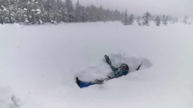 一景区雪深1米5,游客跳雪遭 活埋