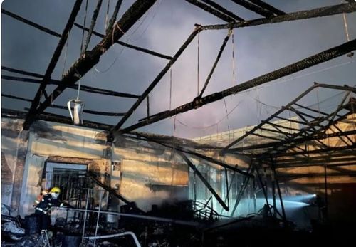 广东潮州一木材厂房突发火灾 火灾未造成人员伤亡