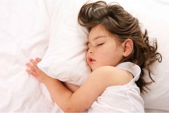 小孩睡觉磨牙是怎么回事 小孩晚上睡觉磨牙是什么原因