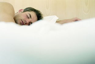 男人俯卧侧卧睡姿对生殖系统不利