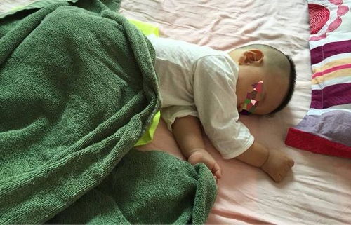 宝宝睡觉总是踢被子 不只是因为太热,还有这些原因,家长别弄错