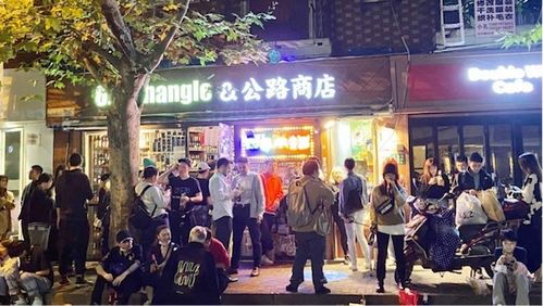 路边聚会的 公路商店 走红,反映了怎样的商业趋势