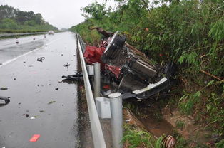 覆车之戒 高速路上宝马失控撞上护栏翻沟里,致一死四伤