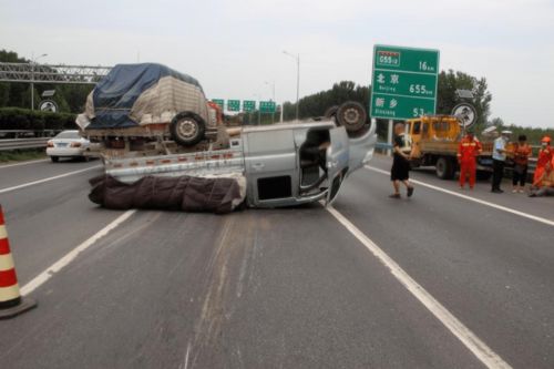 安全警示 小货车超载运输导致爆胎翻车,一车红薯遭了殃