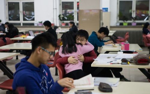 女大学生吃麻辣烫,没想到千张皮上暗藏 两字 ,挂科没跑了