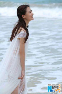 徐璐身着 摩羯座 婚纱 清新迷人漫步海滩 